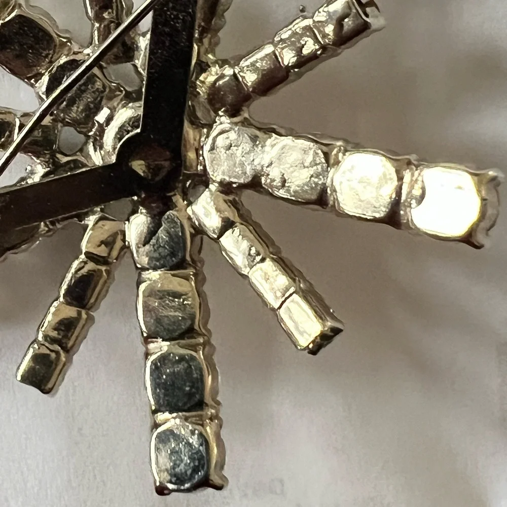 Vintage Sparkling Rhinestone Starburst Brooch